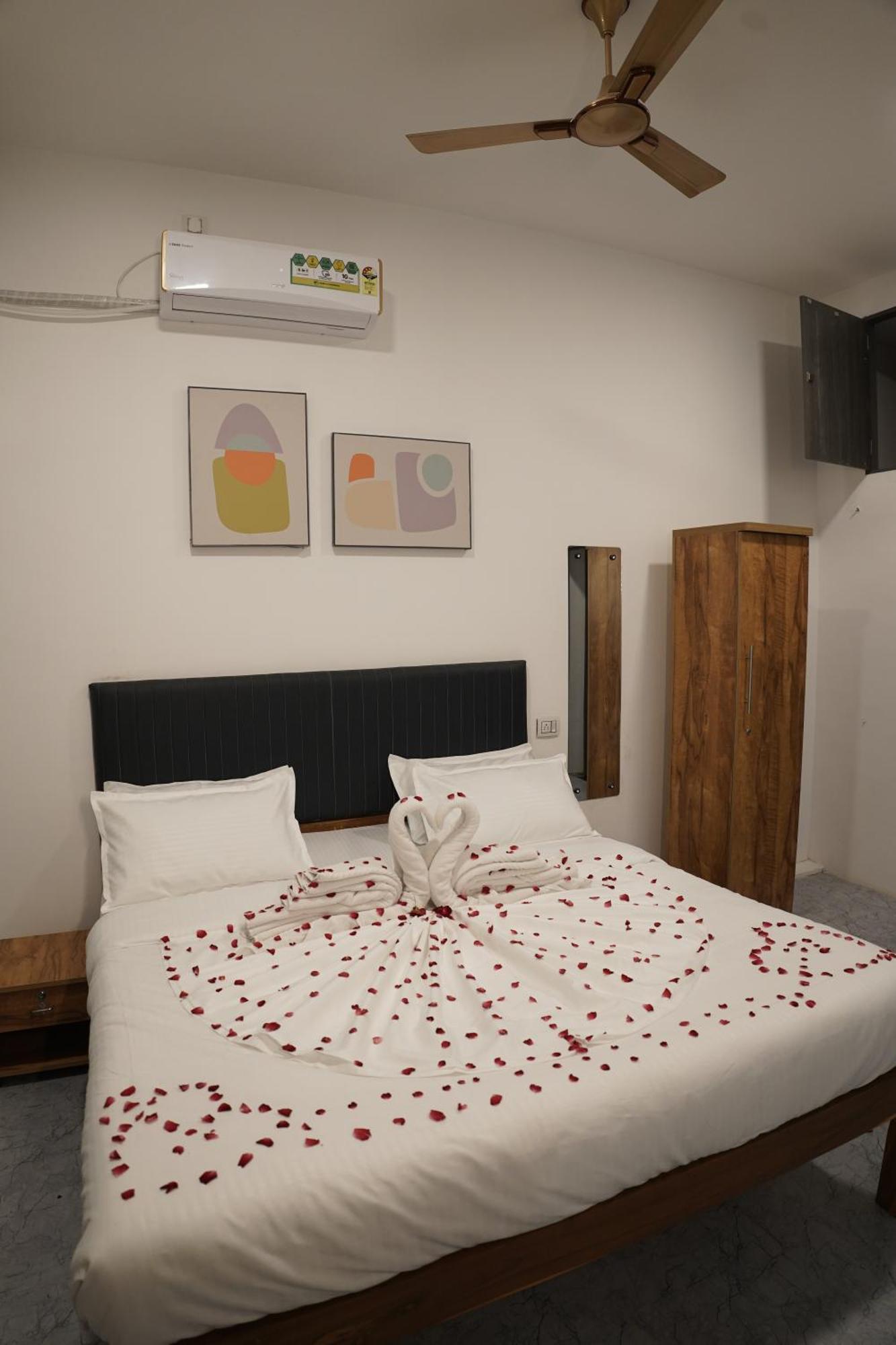 Hotel Royal Accord Surat Ngoại thất bức ảnh
