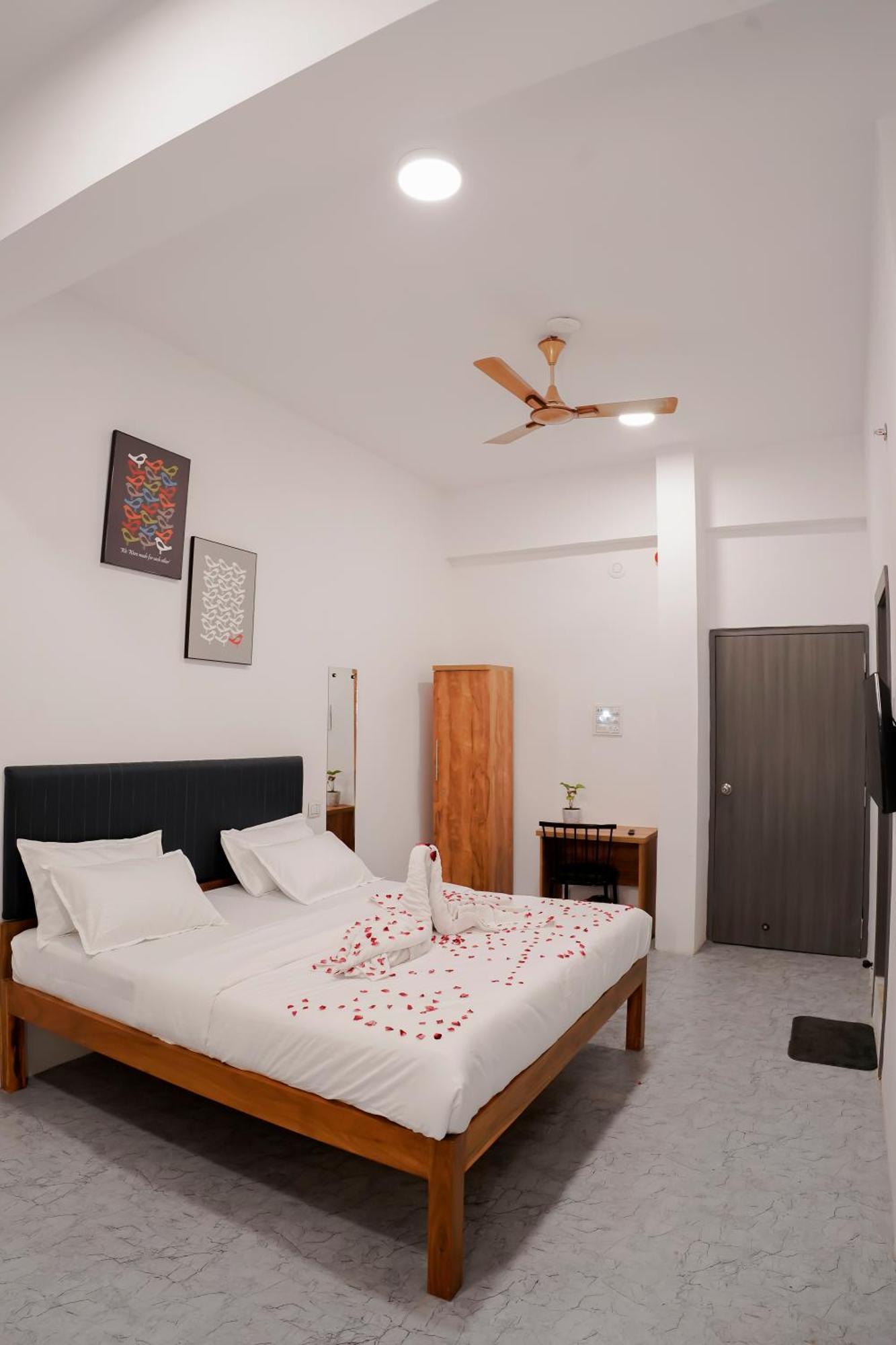 Hotel Royal Accord Surat Ngoại thất bức ảnh